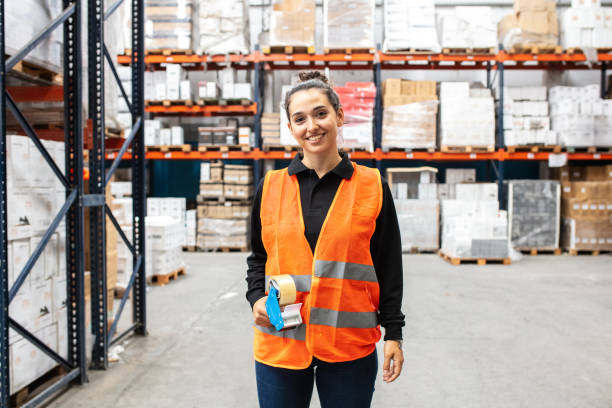 funcionária de armazém feminino com máquina de rotulagem - hardware store - fotografias e filmes do acervo