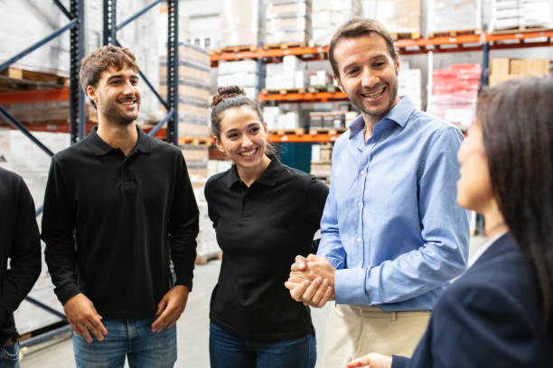 warehouse foreman having a meeting with workers - contramestre imagens e fotografias de stock