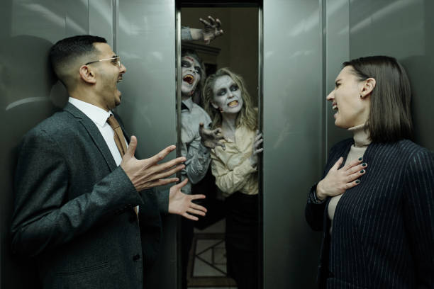 zwei erschrockene manager schreien im aufzug, während zombies sie erschrecken - zombie aggression monster indoors stock-fotos und bilder