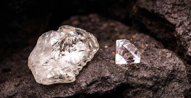 diamante cortado en diamante en bruto en mina de carbón, concepto de piedra rara que se extrae, riqueza mineral - diamante fotografías e imágenes de stock