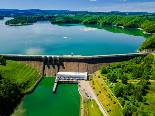 재생 가능한 녹색 에너지. 폴란드 솔리나 호수에 수력 발전소. 드론 뷰 - reservoir ecology 뉴스 사진 이미지