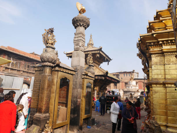 pagoda di swayambhunath o swayambu chedi o swoyambhu stupa o tempio delle scimmie e occhi del signore buddha a kathmandu, nepal - nepal buddha monkey temple tibet foto e immagini stock