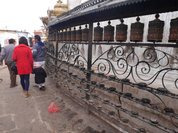 pagoda di swayambhunath o swayambu chedi o swoyambhu stupa o tempio delle scimmie e occhi del signore buddha a kathmandu, nepal - nepal buddha monkey temple tibet foto e immagini stock