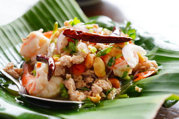 スパイシーなグラスヌードルサラダ タイ料理 - banana leaf food thailand thai culture ストックフォトと画像