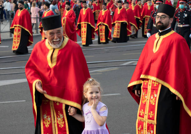 padres ortodoxos sérvios caminhando pelas ruas da cidade enquanto participam de procissão religiosa - serbian culture - fotografias e filmes do acervo