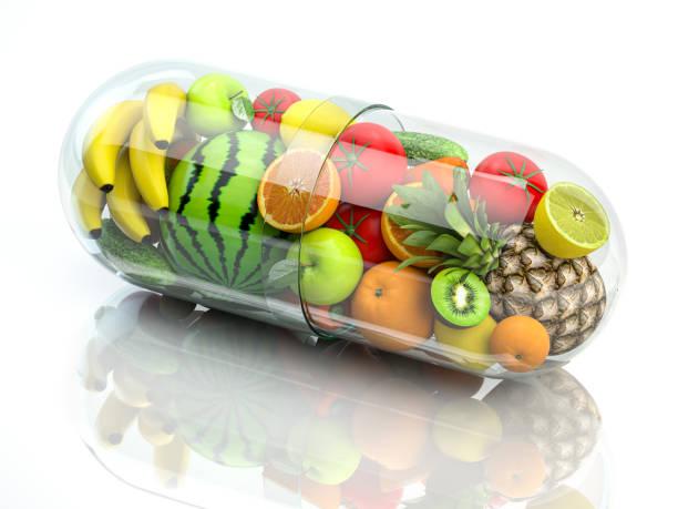 cápsula de la píldora de la vitamina con las frutas y verduras. concepto de alimentación flexible y saludable. - vitamin a nutritional supplement pill capsule fotografías e imágenes de stock