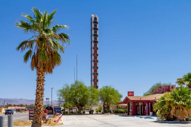 termômetro mais alto do mundo em baker, ca - baker california - fotografias e filmes do acervo