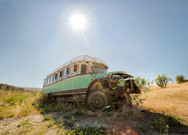 bus abandonné dans le paysage rural - damaged car photos et images de collection