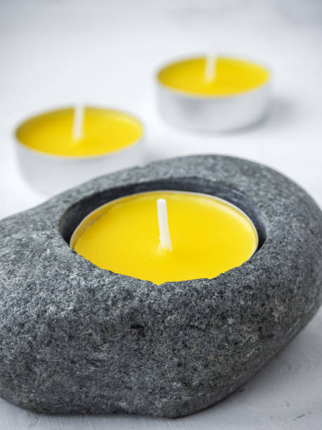 candele antizanzare citronella su sfondo rustico bianco - candle lemon grass insect repellant insect foto e immagini stock