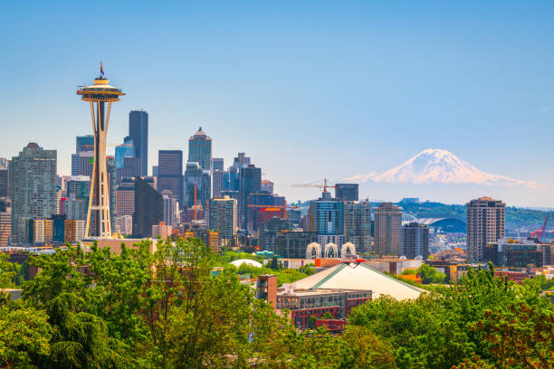 シアトル、ワシントン、アメリカダウンタウンスカイラインとレーニア山。 - seattle skyline mt rainier space needle ストックフォトと画像