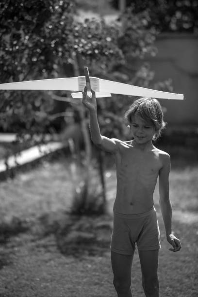 criança com avião brincando - airplane black and white fun child - fotografias e filmes do acervo