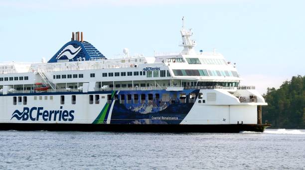 colombie-britannique ferry naviguant de nanaimo à vancouver - editorial sea white ship photos et images de collection