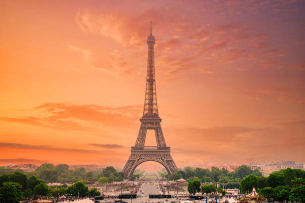 puesta de sol de la torre eiffel desde el trocadéro - night france paris france travel fotografías e imágenes de stock