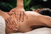 r%C3%BCckenmassage-im-salon-tiefengewebe