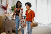 mutter-und-tochter-aufnehmen-ein-tanzvideo-zu-hause.jpg?b=1&s=170x170&k=20&c=NNPJ256mqHFxnuXFEXSL40QT6kuvkHjwEw4FN3h0r88=