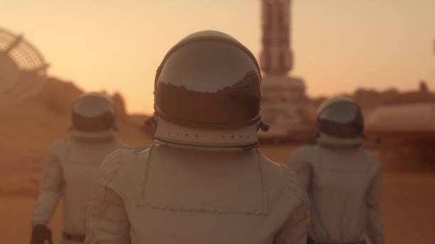우주복을 입은 우주비행사 3명이 화성위를 자신있게 걷고 있다. 화성 식민지 개념. 3d 렌더링 - people exploration futuristic walking 뉴스 사진 이미지