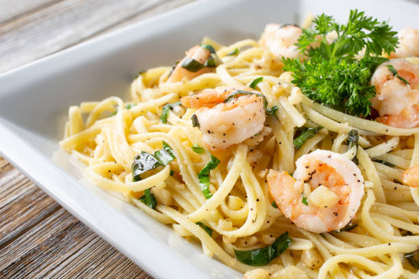 istock aglio e oilo, shrimp 1323250547