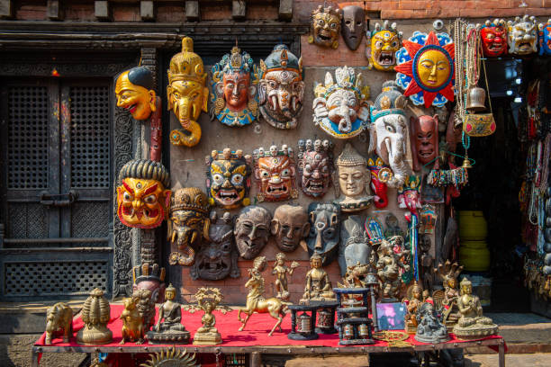 holzmasken und kunsthandwerk zum verkauf im lokalen geschäft im thamel markt, thamel district von kathmandu, nepal. - katmandu stock-fotos und bilder