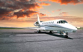 flugzeug-auf-der-landebahn.jpg?b=1&s=170x170&k=20&c=HHnf6cx3geg2wHn6KzURJaL2pMlwPsgE_kLST6fn4bs=