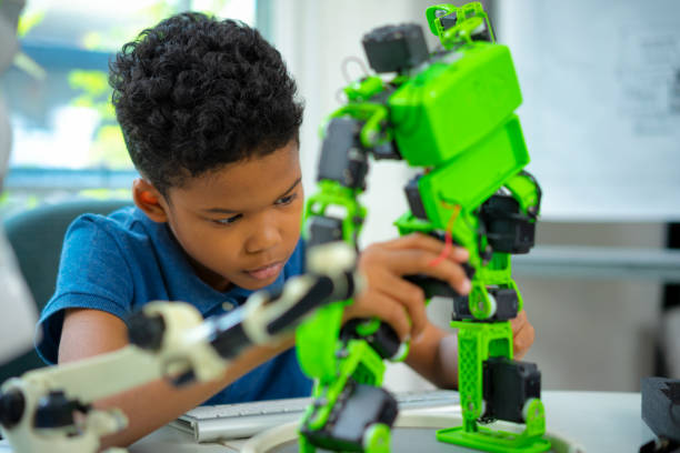 garçon en classe robotique. - computer lab child internet development photos et images de collection