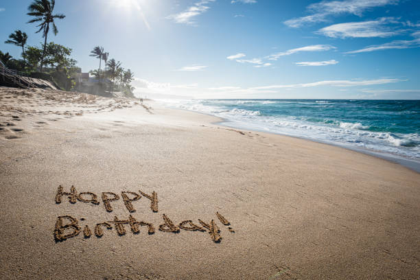 "生日快樂" 寫在沙子裡， 波浪洗在 - 生日 圖片 個照片及圖片檔