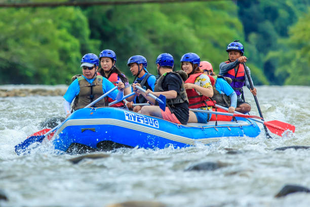 grupo de pessoas rafting água branca - rafting white water rafting rapid river - fotografias e filmes do acervo