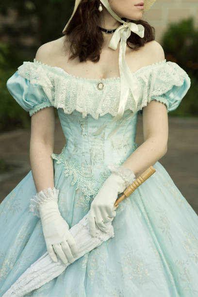 역사적인 파란색 드레스를 입은 아름다운 젊은 여성 1860 년. 책 표지 디자인. - princess women beautiful 20s 뉴스 사진 이미지