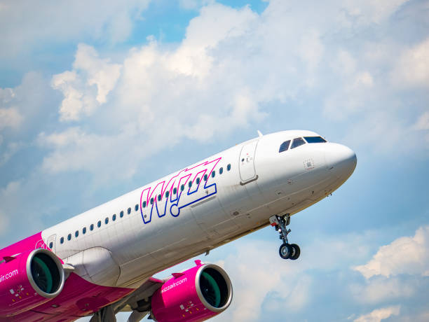 wizz air airbus 321-271nx (ha-lvi) airplane takes off from henri coanda international airport - wheel airplane landing air vehicle imagens e fotografias de stock