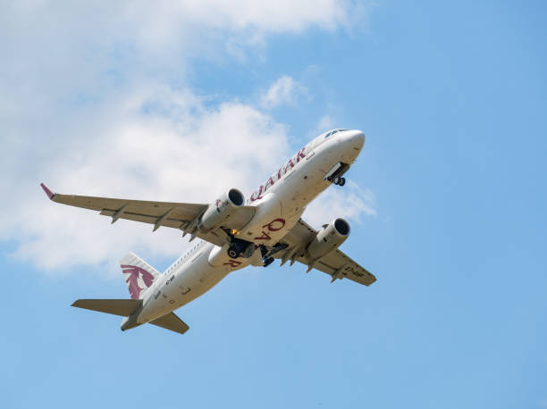 카타르항공 에어버스 a320-232(a7-ahp)가 푸른 하늘을 날아다니다. 비행기는 헨리 코안다 국제 공항에서 이륙. - qatar airways 뉴스 사진 이미지