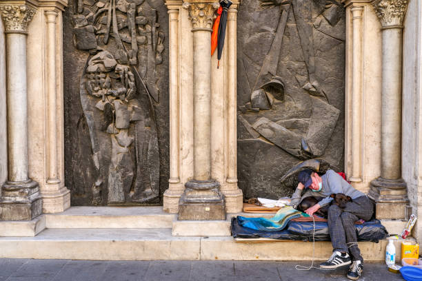 ホームレスの男性はローマの歴史的中心部で彼の犬と一緒に寝る - dog street loneliness solitude ストックフォトと画像