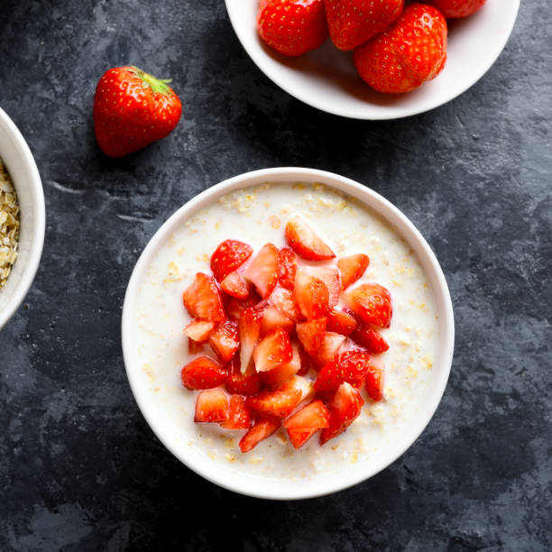 porridge d'avena con bacche - oatmeal heat bowl breakfast foto e immagini stock