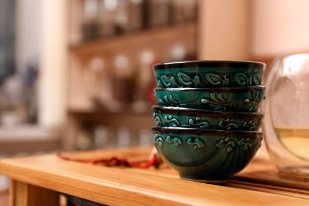 屋内の木製テーブルの伝統的な茶道のためのカップのスタック - japanese tea cup ストックフォトと画像