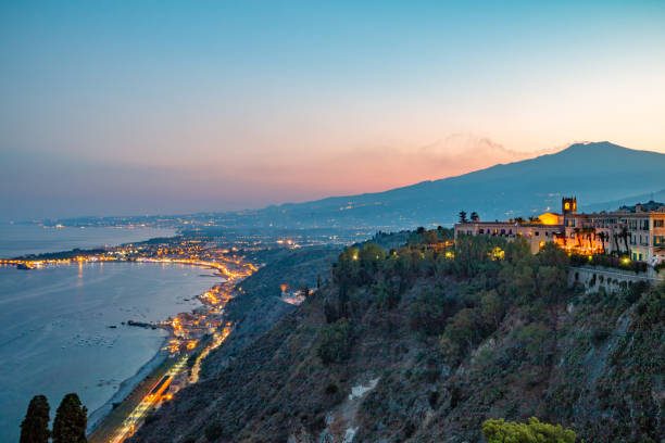 ätna in der provinz catania, sizilien - schichtvulkan stock-fotos und bilder