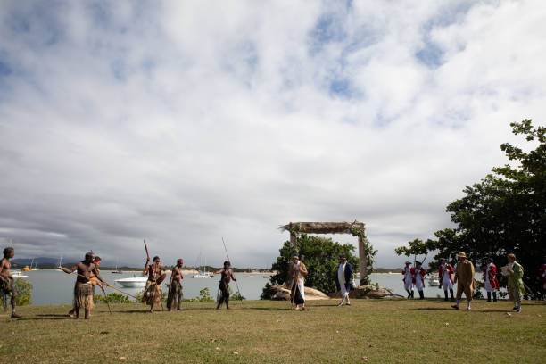 les aborigènes australiens en tenue autochtone se produisent à une reconstitution historique de l’arrivée du capitaine james cook en australie à la rivière d’effort il y a 250 ans. cooktown( queensland, australie) - aborigine indigenous culture australian culture australia photos et images de collection