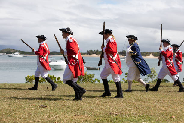 soldati britannici alla 62esima e 63esima rievocazione dello sbarco del tenente james cook a waalmbal birri (fiume endeavour) e incontri con il guugu yimithirr bama nel 1770. il 250 ° anniversario del primo contatto dell'australia, cooktown, queensland, a - indigenous culture australia aborigine australian culture foto e immagini stock