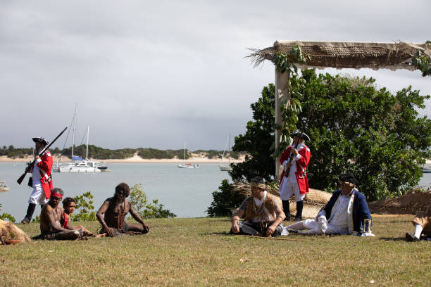 les aborigènes australiens en tenue autochtone se produisent à une reconstitution historique de l’arrivée du capitaine james cook en australie à la rivière d’effort il y a 250 ans. cooktown( queensland, australie) - aborigine indigenous culture australian culture australia photos et images de collection