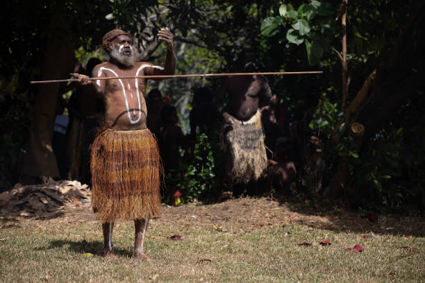 les aborigènes australiens en tenue autochtone se produisent à une reconstitution historique de l’arrivée du capitaine james cook en australie à la rivière d’effort il y a 250 ans. cooktown( queensland, australie) - aborigine indigenous culture australian culture australia photos et images de collection