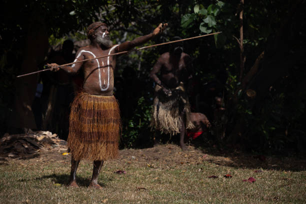 les aborigènes australiens en tenue autochtone se produisent à une reconstitution historique de l’arrivée du capitaine james cook en australie à la rivière d’effort il y a 250 ans. cooktown( queensland, australie) - aborigine indigenous culture australian culture australia photos et images de collection