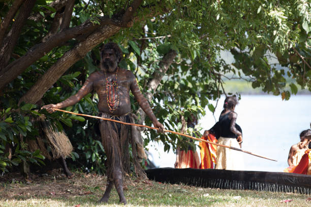 les aborigènes australiens en tenue autochtone se produisent à une reconstitution historique de l’arrivée du capitaine james cook en australie à la rivière d’effort il y a 250 ans. cooktown( queensland, australie) - aborigine indigenous culture australian culture australia photos et images de collection