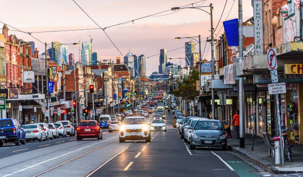 bardzo ruchliwa sydney road w brunszwiku we wczesnych godzinach wieczornych - melbourne australia sign road zdjęcia i obrazy z banku zdjęć