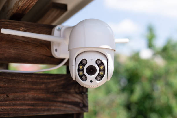 ip cctv wi-fi камера наблюдения на доме - security camera installing security system security стоковые фото и изображения