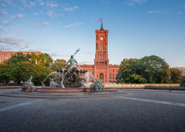 prefeitura de berlim (rotes rathaus) e fonte de netuno (netunobrunnen) - berlim, alemanha - alexanderplatz - fotografias e filmes do acervo