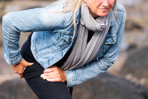 активная зрелая женщина с болью в тазобедренном суставе - hip стоковые фото и изображения