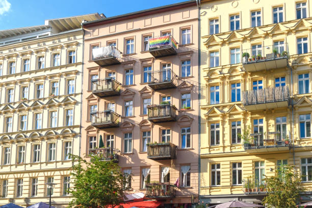 casas hermosas y restauradas en una calle de berlín - berlin germany fotografías e imágenes de stock