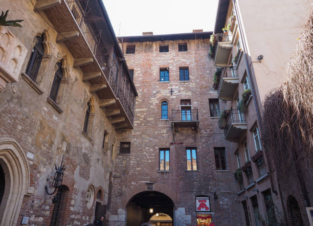 casa de julieta en verona - capulet fotografías e imágenes de stock