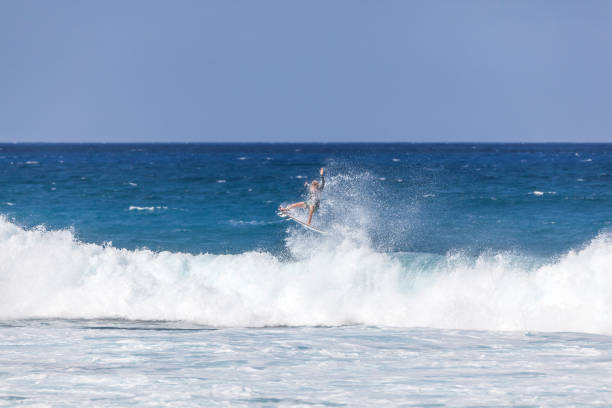 człowiek surfing big wave na północnym brzegu, oahu wyspa, hawaje wyspy - north shore hawaii islands usa oahu zdjęcia i obrazy z banku zdjęć