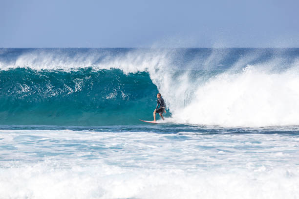 człowiek surfing big wave na północnym brzegu, oahu wyspa, hawaje wyspy - north shore hawaii islands usa oahu zdjęcia i obrazy z banku zdjęć