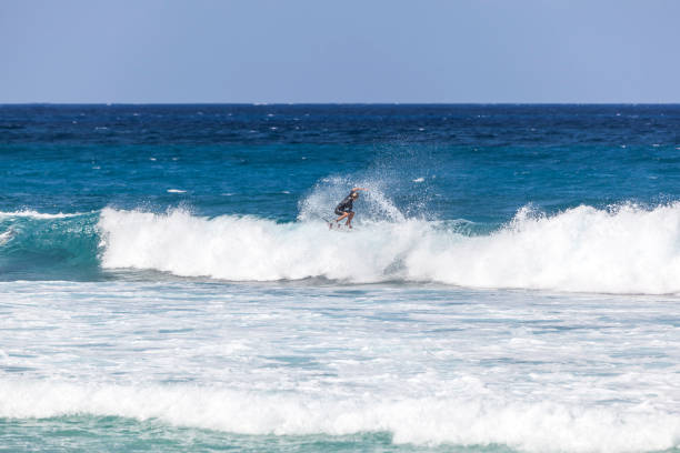 człowiek surfing big wave na północnym brzegu, oahu wyspa, hawaje wyspy - north shore hawaii islands usa oahu zdjęcia i obrazy z banku zdjęć