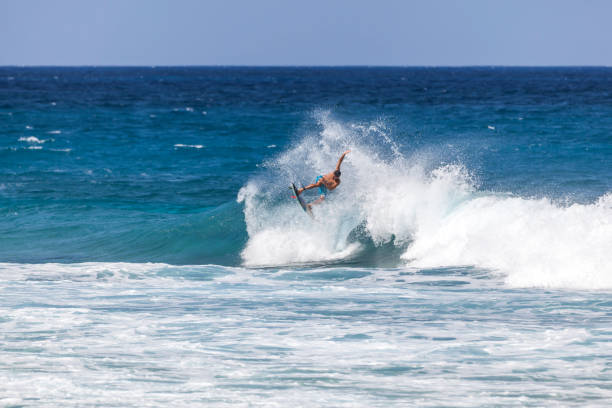 człowiek surfing big wave na północnym brzegu, oahu wyspa, hawaje wyspy - north shore hawaii islands usa oahu zdjęcia i obrazy z banku zdjęć