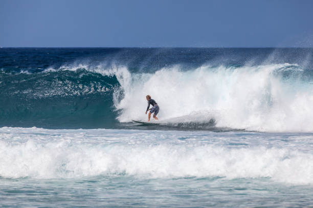 człowiek surfing big wave na północnym brzegu, oahu wyspa, hawaje wyspy - north shore hawaii islands usa oahu zdjęcia i obrazy z banku zdjęć